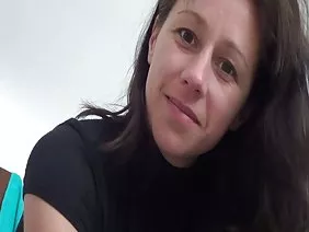 Jeune salope apprend le bon sexe sous la direction d'une femme mature