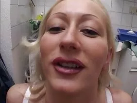 Une jeune femme japonaise avec une chatte envahissante a permis au petit ami de la baiser bien