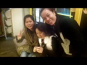 Une chienne glam voulait faire l'amour avec un voisin noir et son ami et elle n'était pas habituée à se refuser