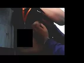 Le mec était toujours séduit par les jambes fines de sa femme russe recouverte de collants, et chaque fois il s’efforçait de lui porter des miches et des collants.