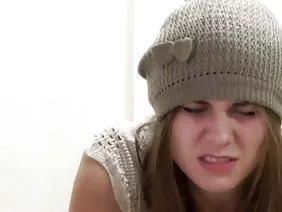 Jeune brunette a réussi à se libérer sur le casting porno et baise cool