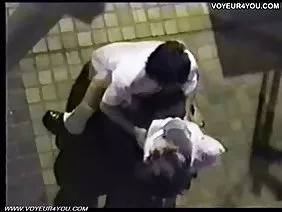 Dame d'âge mûr à la peau foncée se branle sur la chatte et essuie ses doigts dégoulinant de jus