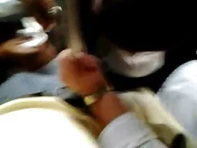 Une jeune amatrice à la chatte rasée a persuadé sa voisine de la baiser et de jouir à l'intérieur