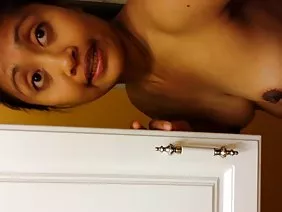 Les gardiens ont versé la jeune fille emprisonnée