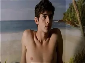 Les jeunes blondes ont nourri leurs parasites avec un strapon géant et