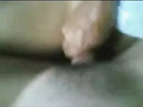 Un poussin mince et sa chatte humide est très hérité de quelques membres