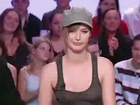 Une blonde mature se fait prendre par deux godes