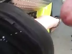 Les jeunes lesbiennes ludiques aiment jouer au football nues