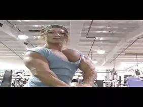 Jeune salope a sucé une bonne pipe et attrape un cancer pour la baise dans le cul élastique