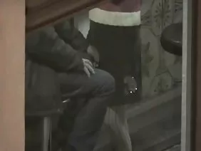 Une énorme bite du petit ami dépasse le jeune modèle porno dépravé dans les escaliers