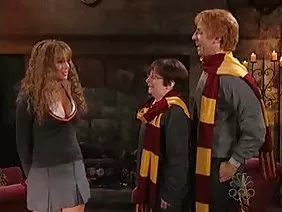 Une jeune fille est venue rendre visite à l'artiste et a accepté de baiser sur la table de la cuisine