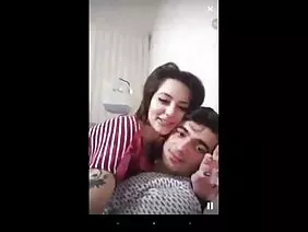 Le mec a cruellement baisé la jeune fille dans sa bouche jusqu'à la morve