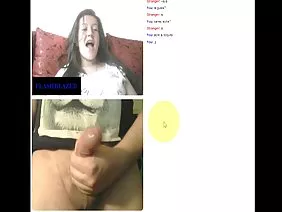 La fille se caressait un gode sur le canapé