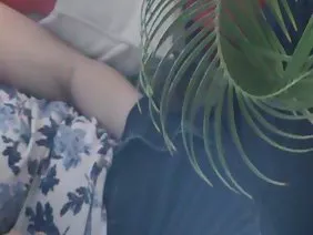 Des stars du porno matures dépravées font un mec s'allonger sur un lit et les satisfaire