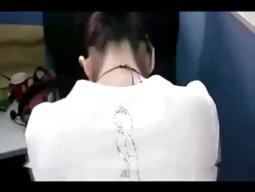 Le mec empile modèle asiatique et baise au lieu de massage érotique