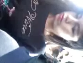 Négro négligence avec nettoyeur de piscine