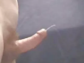 Un homme tatoué baise deux jeunes salopes françaises, âgées de 18 ans.