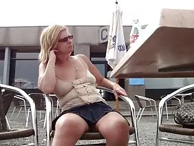 Le prétendant Phallus profite d'une pipe romantique d'une dame mature et luxueuse