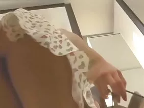 La jeune blonde a sucé le phallus du petit ami et a proposé de se faire baiser au lit