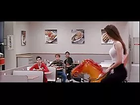 Caméra cachée a tiré une masturbation sans vergogne de la chatte de la femme mûre dans son lit