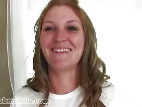 Horny jeune amateur suce le vibrateur devant la webcam