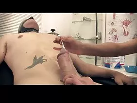 Petit ami excité par la jupe de coquette petite amie