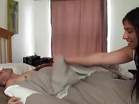 Chaude chienne gémissante se faire baiser par un mannequin anal