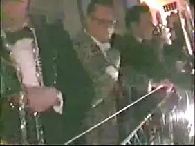 Jeune copine chevauche un ami et lèche le sperme