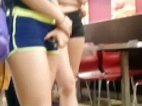 Les gars ont bu avec succès une femme adulte