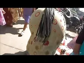 Une chienne mature a attaché son amie avec des menottes et lui a léché la chatte