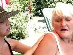 Deux mères avec des prêtres luxuriants ont complètement sucé le fer à souder