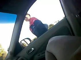 Une femme mûre aide un médecin à baiser son mari dans un groupe de sexe