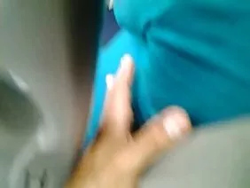 Belle blonde mature prend ambitieusement un vibromasseur