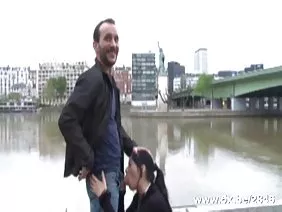 Jeune salope avoue le phallus du beau dans son cul insatiable