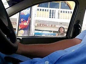 Jeune blonde a fait un strip-tease sexy et suce la bite d'un gentleman