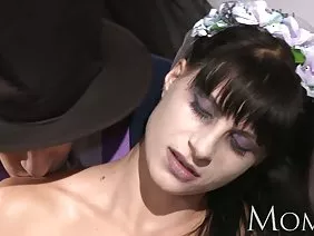 Une jeune fille se rase la chatte dans la salle de bain