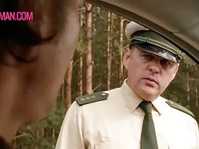 Chick est venue chercher un travail en tant que danseuse, mais elle a eu une orgie sauvage avec un anus déchiré.