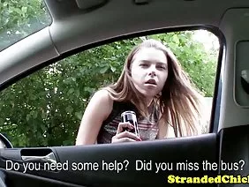 Zhopastaya, blonde russe aux seins naturels, a désiré son copain directement sur la table de billard, mais il l'a traînée jusqu'à baiser sur le canapé