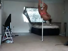 Une femme japonaise mature et lubrique permet à un homme d'affaires de lui baiser le vagin de différentes façons