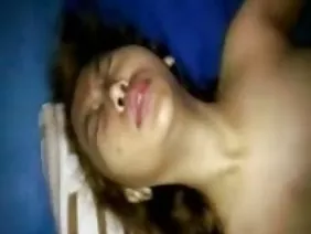 Brunette ivre brûlante en bas permet à une inconnue de baiser sa chatte poilue au bar jusqu'à ce qu'elle jouisse