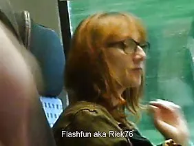 Un flic robuste interroge une blonde penchée dans un quartier pris non loin du lieu du crime en frappant grossièrement