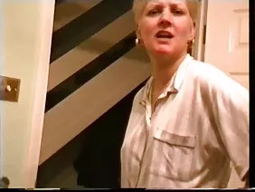 La jeune star du porno se déshabille dans sa lingerie en cuir et présente une baise cool