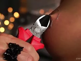 Une jeune princesse brésilienne a une fessée anale serrée