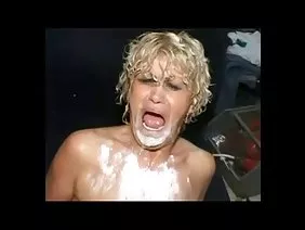 Le quark juteux en bas part de la double pénétration en faisant vibrer des bites dans les deux trous en même temps dans toutes les poses