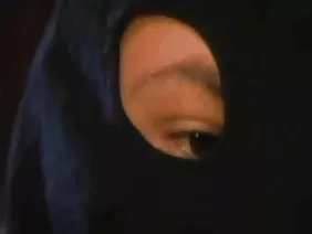 Une jeune nympho lesbienne séduit un médecin mature avec ses fantasmes sexuels