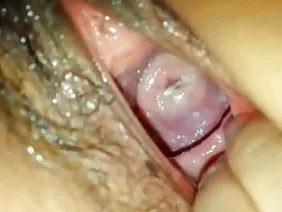 Jolie blonde avec un énorme cul juteux qui se promène dans les vagues lors d'une bonne fessée