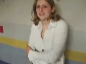 Une teen blonde prête à recevoir toute une mer de sperme blanc chaud