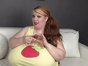 Un agent porno a la nature d'une jeune blonde et la baise avec la voiture