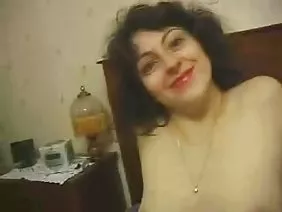 Une femme mûre et épaisse avec de gros seins pince les mamelons et les lèvres