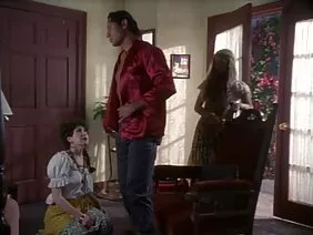 Gros seins poussin latin tiré le cul sur forte bite